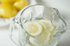 檸檬水喝多了有什么壞處？檸檬水喝多了會怎么樣？[圖]