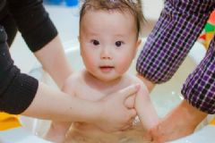 給寶寶洗澡的注意事項(xiàng)？怎么給寶寶洗澡不容易受涼？[圖]