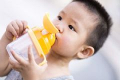 寶寶如何健康喝水？寶寶每天喝多少水合適？[圖]