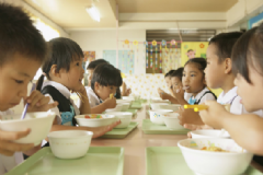 幼兒各年齡段有哪些飲食禁忌？幼兒常吃哪些食物對身體好？[圖]
