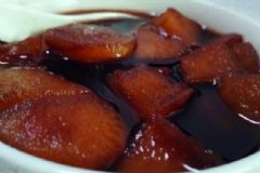 紅酒燉蘋(píng)果的美容功效有哪些？紅酒燉蘋(píng)果的營(yíng)養(yǎng)價(jià)值是什么？[圖]