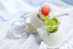 純牛奶和酸奶可以一起喝嗎？純牛奶可以和酸奶一起喝嗎？[圖]