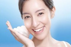 臉上長(zhǎng)痘痘用什么洗臉最好？臉上長(zhǎng)痘痘用什么水洗臉好？[圖]