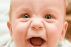 新生兒母乳喂養(yǎng)吐奶是什么原因？如何預(yù)防新生兒吐奶？[圖]