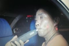 偷開(kāi)教練車(chē)去喝酒 喝酒有什么好處和壞處？[多圖]