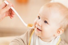 寶寶吃輔食后不愛吃奶粉怎么辦？寶寶吃輔食不吃奶粉正常嗎？[圖]