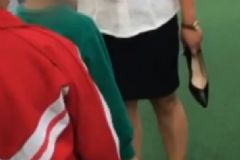 女教師脫高跟鞋打小學(xué)生，學(xué)生嚇得直哆嗦，穿高跟鞋有什么害處？[多圖]