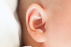 小孩耳朵流黃水是什么原因？寶寶耳朵流黃水怎么辦？[圖]