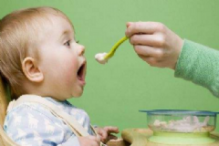 嬰兒輔食選擇什么好？嬰兒輔食有哪些注意事項？[圖]