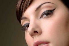 眼線液弄到衣服上怎么洗？眼線液弄到眼睛里怎么辦？[圖]