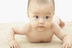 寶寶一歲不會(huì)爬怎么辦？寶寶一歲不會(huì)爬直接走好嗎？[圖]