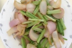 芹菜洋蔥可以一起吃嗎？芹菜和洋蔥一起吃有什么影響？[多圖]
