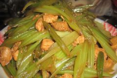 芹菜與雞肉相克嗎？芹菜和雞肉一起吃會怎樣？[多圖]