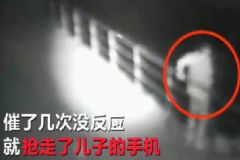 熊孩子當(dāng)家人面跳河后游回家，家人被嚇崩潰，熊孩子該怎么教育？[多圖]