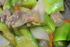 絲瓜和洋蔥能一起吃嗎？絲瓜洋蔥炒肉片的做法[多圖]