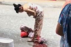 孕婦買菜時(shí)突然站著產(chǎn)下嬰兒，生孩子前有什么預(yù)兆？[多圖]