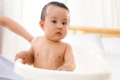夏季給寶寶洗澡要注意什么？夏季寶寶洗澡的注意事項有哪些？[圖]