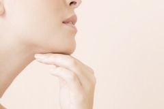 女人下巴長(zhǎng)痘痘是什么原因？女人下巴長(zhǎng)痘痘是怎么回事？[圖]
