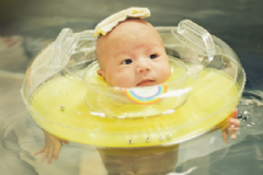 夏季哪些嬰兒不能游泳？嬰兒游泳有沒有好處？[圖]