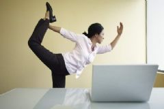 白領(lǐng)適合做哪些瑜伽動作？上班族保健做什么瑜伽動作好？[圖]