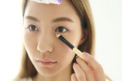 畫眼妝容易暈妝怎么辦？夏天眼妝不脫妝教程[圖]