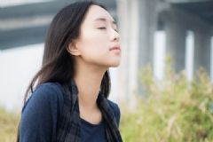 女人肝膽濕熱的癥狀有哪些？怎么調理肝膽濕熱？[圖]