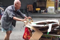 107歲爺爺推車賣鞋墊，怎樣做才能健康長壽？[多圖]