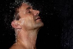 怎樣洗澡能增強(qiáng)男人的性能力？提高男人性能力要怎么洗澡？[圖]