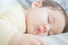 如何辨別寶寶是否睡眠不足？寶寶睡眠不足怎么辦？[圖]
