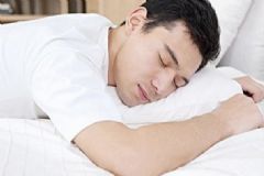 男人趴著睡覺容易遺精嗎？男人容易遺精什么情況？[圖]