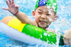 孩子怕水怎么學(xué)游泳？怎么讓孩子克服游泳？[圖]