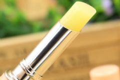 潤(rùn)唇膏和口紅先用哪個(gè)？潤(rùn)唇膏和口紅使用順序[圖]