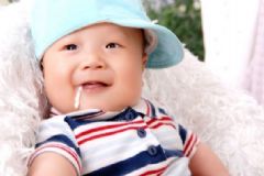怎么看嬰兒是吐奶還是嘔吐？寶寶吐奶和嘔吐有什么區(qū)別？[圖]
