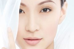 涂防曬霜會(huì)長(zhǎng)痘痘嗎？涂防曬霜長(zhǎng)痘痘怎么辦？[圖]