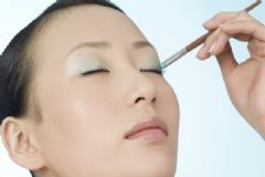 眼影和眼線先畫哪個？眼線先畫還是眼影？[圖]