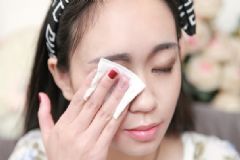 粉底液可以抹在眼部嗎？眼部可以用粉底嗎？[圖]