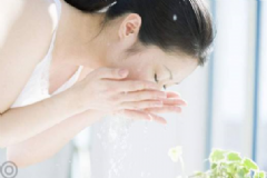 月子里應(yīng)該怎樣保養(yǎng)皮膚？產(chǎn)婦坐月子時(shí)怎么保養(yǎng)皮膚？[圖]