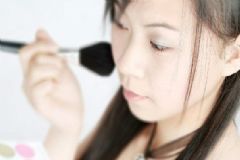 一化妝就長(zhǎng)閉口怎么回事？長(zhǎng)閉口可以化妝嗎？[圖]