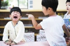 家庭哪些因素會使孩子性格懦弱？孩子性格內(nèi)向的原因有哪些？[圖]