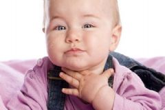寶寶誤食異物應(yīng)該如何急救？如何防止寶寶吃異物入喉？[圖]