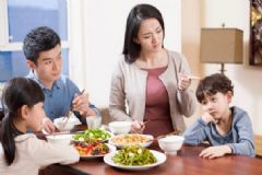 小孩子挑食不愛(ài)吃飯是怎么回事？怎么樣糾正寶寶挑食的毛病？[圖]