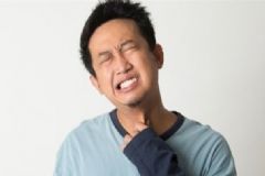 喉嚨痛喝鹽水有沒有用？吃什么緩解喉嚨痛癥狀？[圖]
