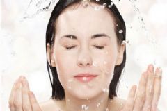 皮膚缺水有哪些癥狀？皮膚缺水有哪些補(bǔ)水方法？[圖]