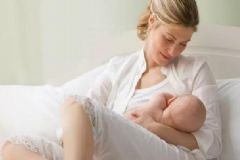 給寶寶喂母乳用什么姿勢(shì)好？母乳喂養(yǎng)的最佳姿勢(shì)是什么？[圖]