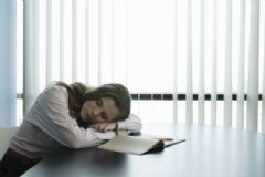 趴在桌上睡覺對身體有哪些危害？怎樣的午睡姿勢對身體比較好[圖]