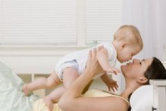女性產(chǎn)后多久會來月經(jīng)？產(chǎn)后月經(jīng)不調(diào)的原因有哪些？[圖]