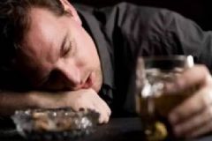 男性飲酒過(guò)量的危害有哪些？男性飲酒過(guò)量對(duì)健康有什么危害？[圖]