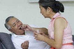 老年人的家庭護(hù)理方法有哪些？如何治療老年人肺炎？[圖]