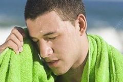 夏季脫毛抑制排汗會導(dǎo)致熱休克？夏季出汗用冷水洗澡好嗎？[圖]