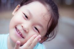 乳牙遲遲不掉該怎么辦？孩子換牙時(shí)該注意什么？[圖]